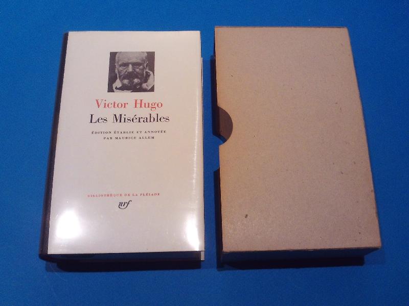 Intérieur d'une bibliothèque historique avec des éditions de la Pléiade des œuvres de Victor Hugo