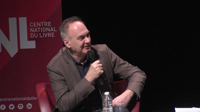 Une bibliothèque remplie de littérature française, avec des œuvres de Le Tellier