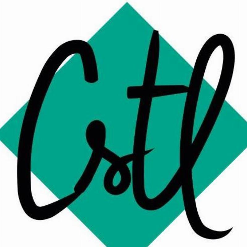 Une bibliothèque murale en bois foncé élégante avec des livres et des objets d'art, baignée de lumière naturelle