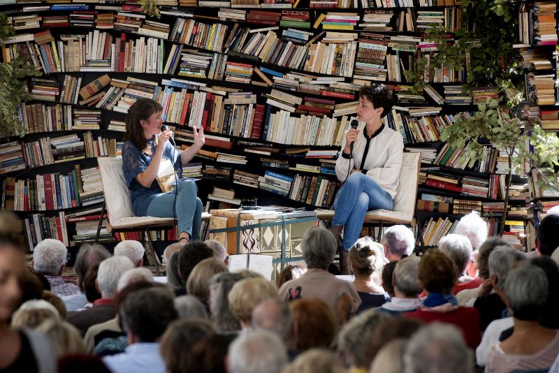 Une bibliothèque remplie de volumes de La Pléiade, symbolisant la richesse du patrimoine littéraire français et l'importance de Victor Hugo