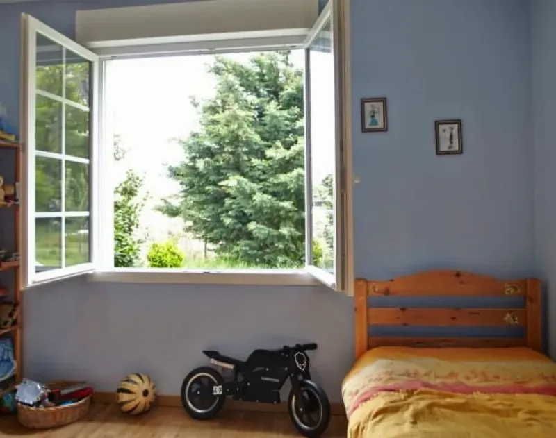 Illustration des bienfaits de la peinture au lait pour la santé intérieure, air pur, sans COV