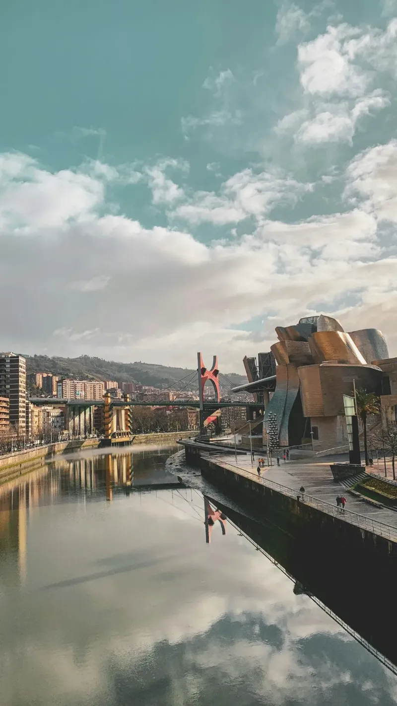Musée Guggenheim de Bilbao, son architecture moderne en titane et ses reflets sur l'eau, symbole de la transformation urbaine basque