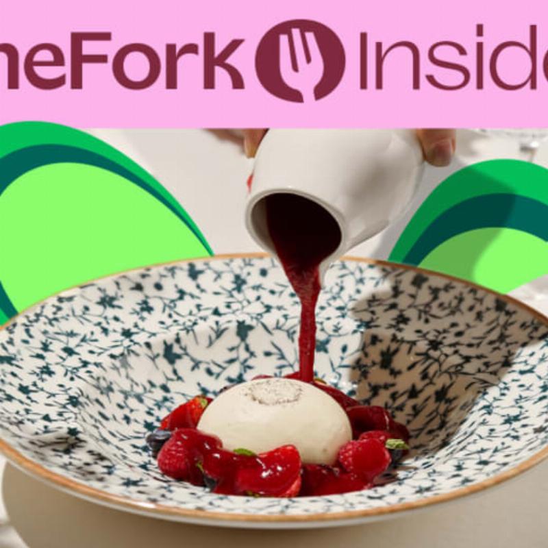 Intérieur chaleureux d'un bistrot français typique avec lumière tamisée, accueillant pour un dîner un lundi soir à Clermont-Ferrand.