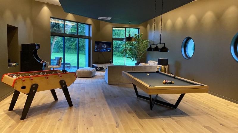 Intérieur contemporain français avec des éléments de design en bois, fusion du bois et architecture moderne