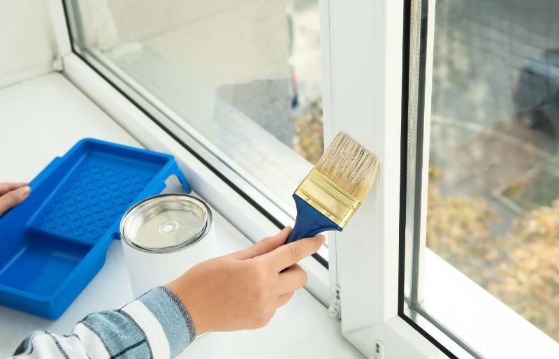 Outils nécessaires pour relooker un meuble en bois avec une bombe de peinture, incluant aérosol, papier de verre et gants