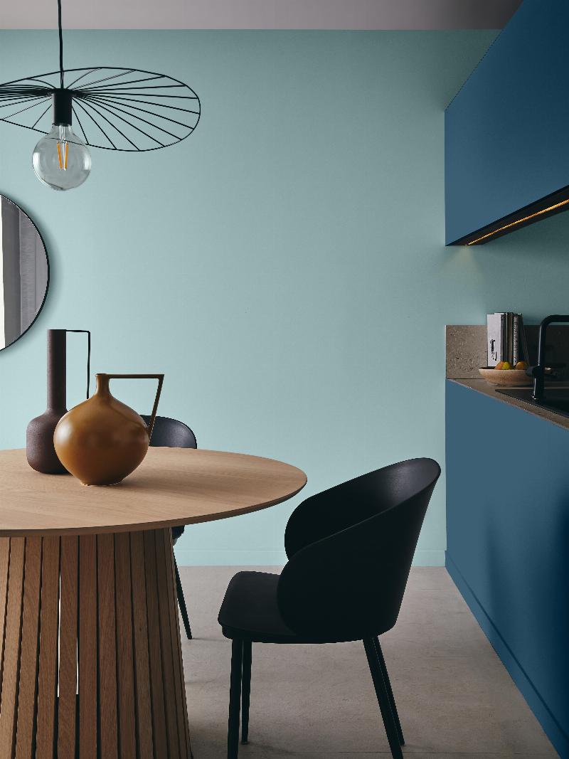 Radiateur repeint avec une bombe de peinture, finition élégante dans intérieur français