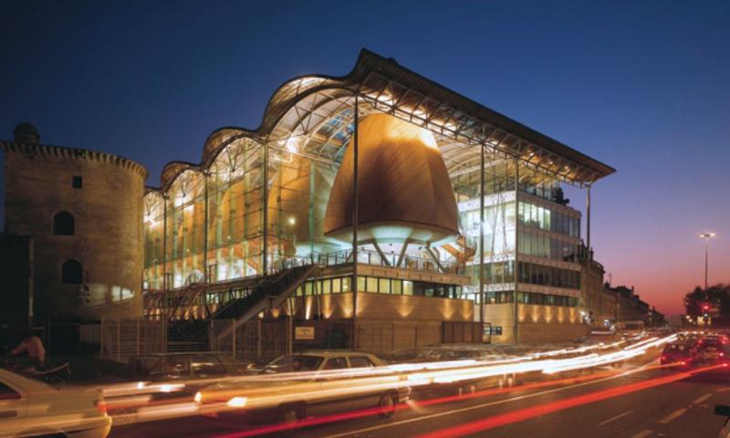 Architecture moderne le long des quais de la Garonne à Bordeaux, avec des bâtiments contemporains et des espaces verts