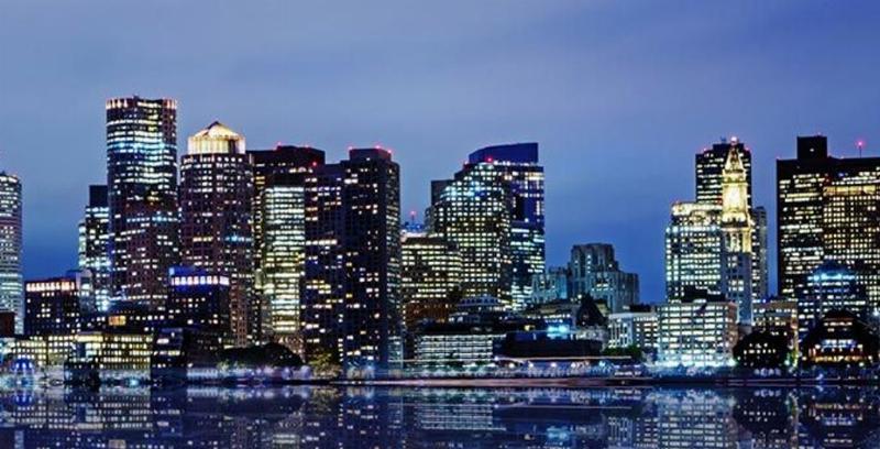 Architecture moderne de Boston et bâtiments historiques coexistant dans le centre-ville