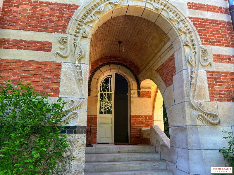 Une bouche de métro parisien conçue par Hector Guimard, exemple iconique de l'architecture Art Nouveau en France.