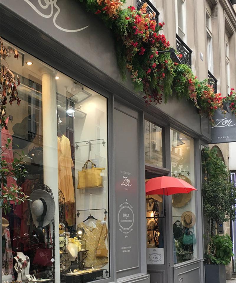 Une Boutique Gothique à Paris : Vitrine Élégante de Vêtements Sombres et Accessoires Raffinés