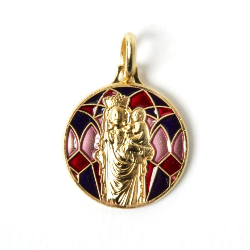 Une sélection de cadeaux élégants et raffinés dans la boutique de Notre-Dame de Paris, incluant des livres d'art et des bijoux, représentant la culture française