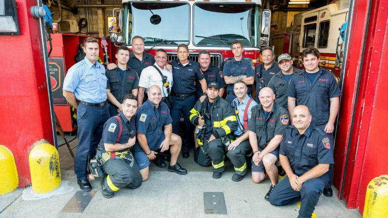 Brian Michael Smith capturant l'attention sur scène avec passion