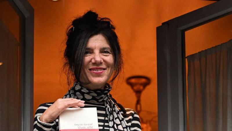 Brigitte Giraud, lauréate du Goncourt 2022, tenant son roman Vivre vite