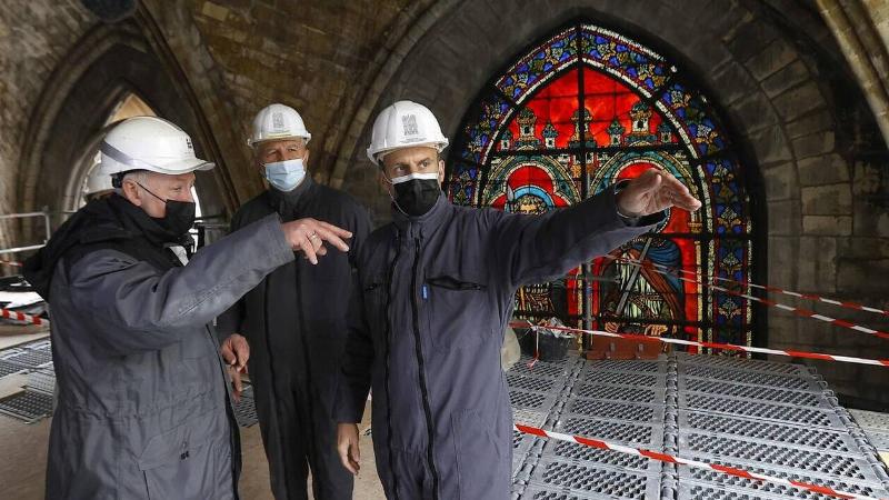 Brigitte Macron observant les travaux de reconstruction de Notre-Dame de Paris sur le chantier