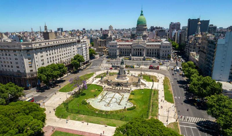 Vue de l'architecture moderne de Buenos Aires depuis un café traditionnel
