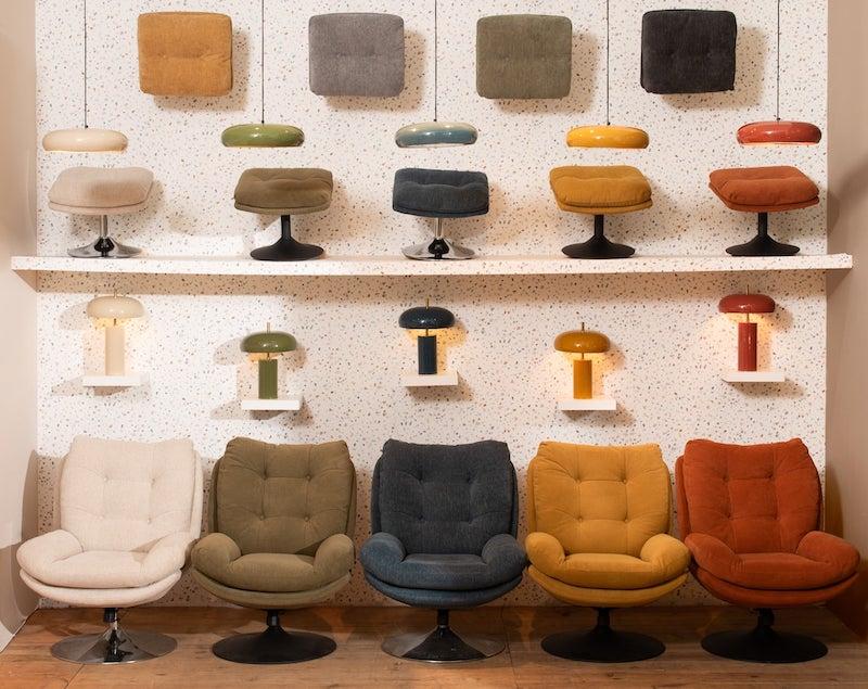 Un buste en marbre contemporain et abstrait, mettant en avant des formes géométriques fluides et une esthétique minimaliste.