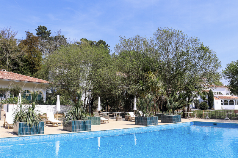 Cabane moderne écologique en France intégrée dans la nature