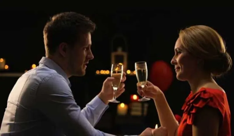 Un cabaret parisien typique, ambiance musicale romantique pour chanson française d'amour