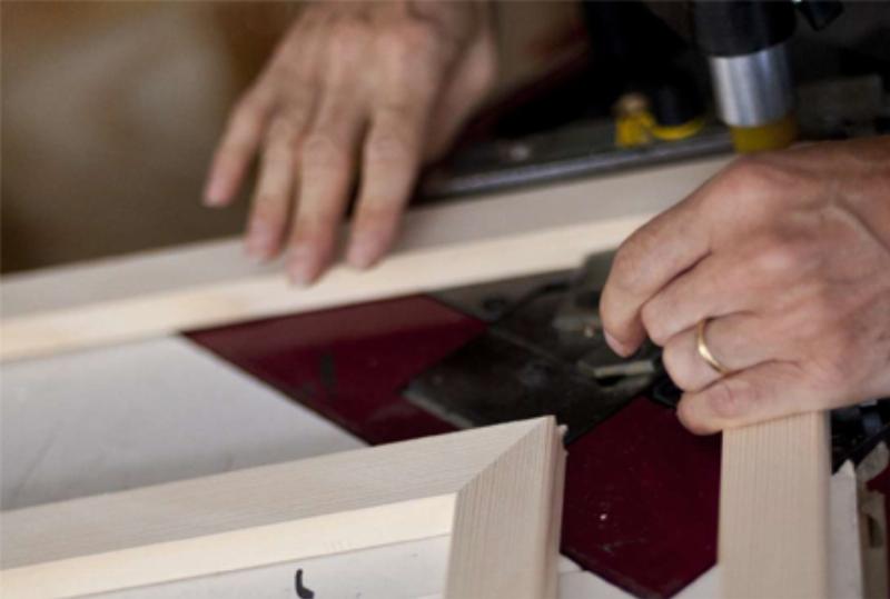 Cadre caisse américaine noir pour peinture abstraite moderne dans une galerie d'art contemporain parisienne