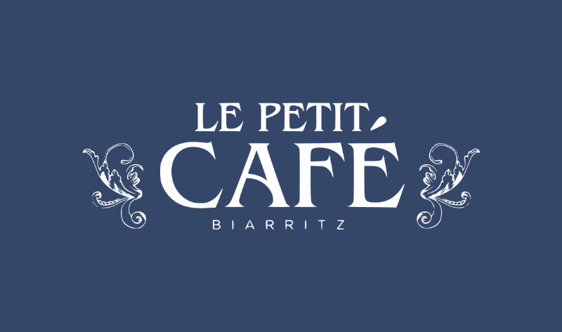 Un couple savourant un café en terrasse à Paris, illustration de l'art-de-vivre