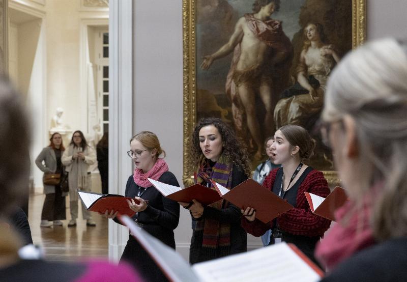 Influence du calendrier de la fête du jour sur l'art et la mode, peut-être des motifs inspirés de saints ou d'événements