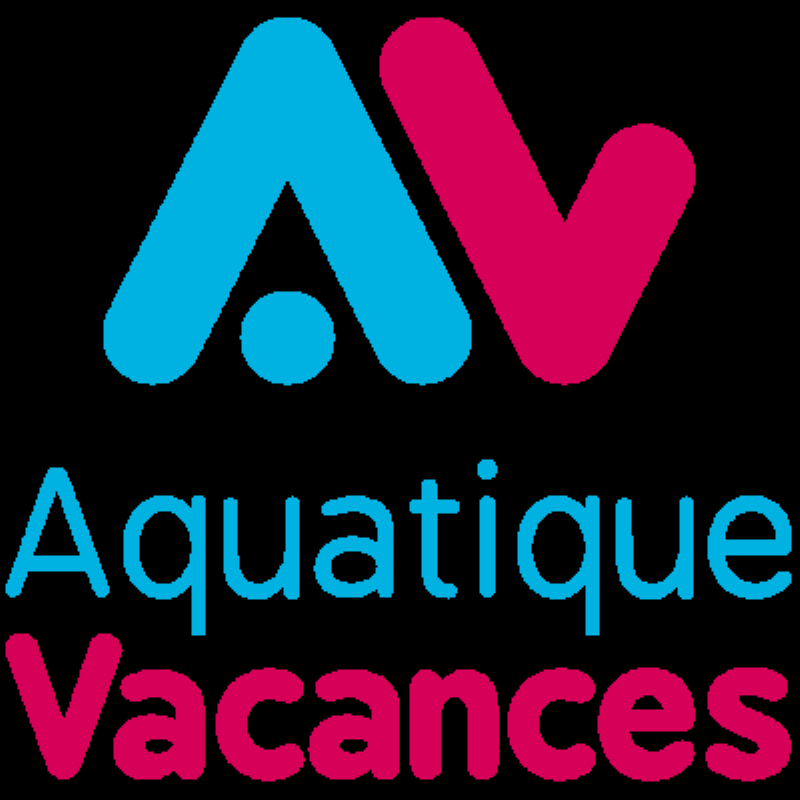 Des campeurs français explorant un marché de village pittoresque, achetant des produits locaux pour leur camping l'art de vivre.