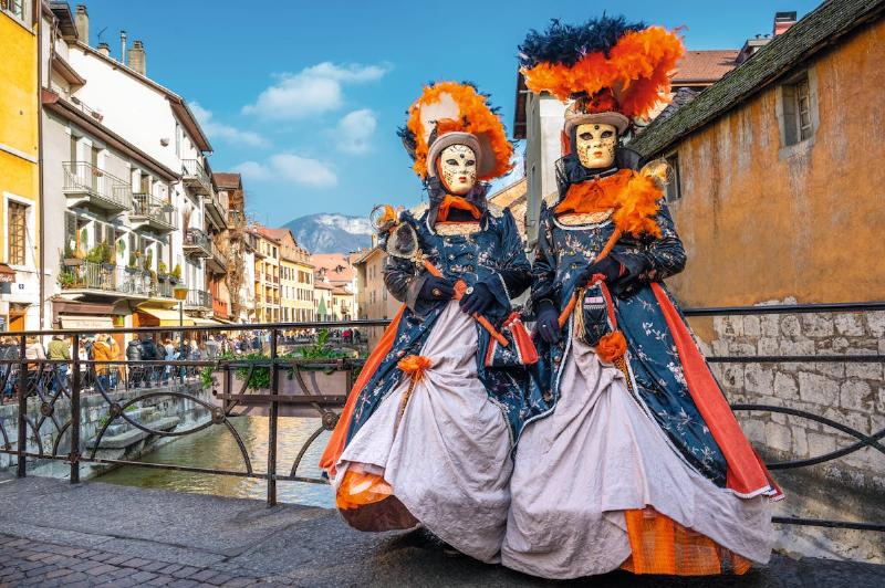 Défilé coloré de chars et de personnages déguisés au Carnaval de Nice, emblématique fête février française