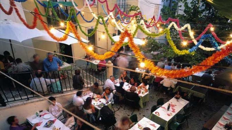 Un char coloré défilant lors d'un carnaval de Mi-Carême en France, célébrant les fêtes de mars et la joie de vivre