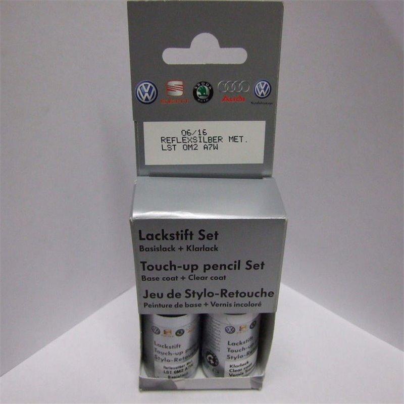 Carrosserie de voiture réparée avec une peinture impeccable et un reflet parfait