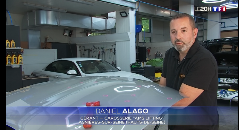 Un résultat impeccable de débosselage sans peinture sur une carrosserie noire brillante