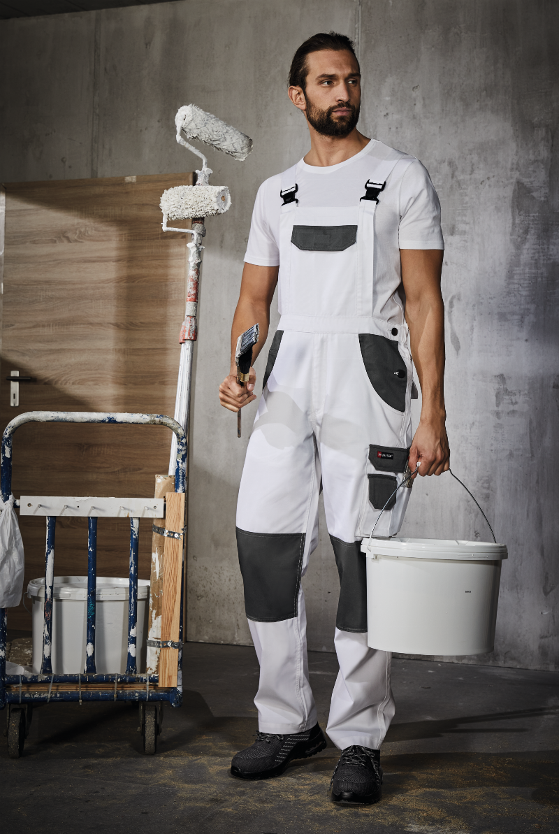 Vue détaillée d'outils de peinture essentiels pour un projet de bricolage réussi avec des produits du catalogue Lidl peinture