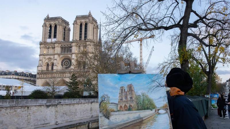 La Cathédrale Notre-Dame de Paris, symbole de résilience et de patrimoine, prête à rouvrir ses portes après restauration.