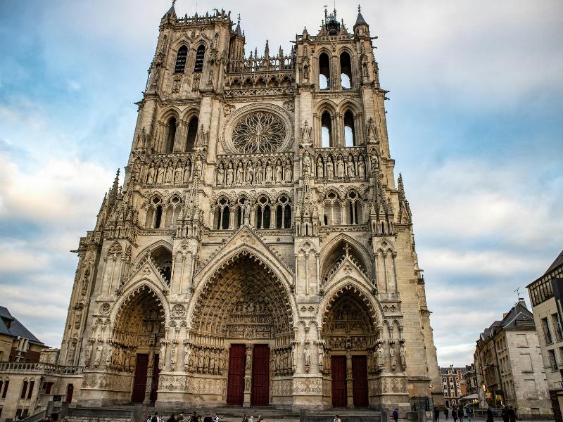 Façade majestueuse de la Cathédrale d'Amiens, symbole de l'architecture gothique française