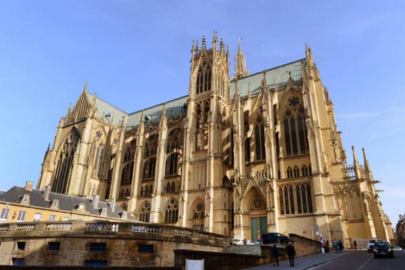 Impressionnante cathédrale gothique française avec ses arcs-boutants et grands vitraux