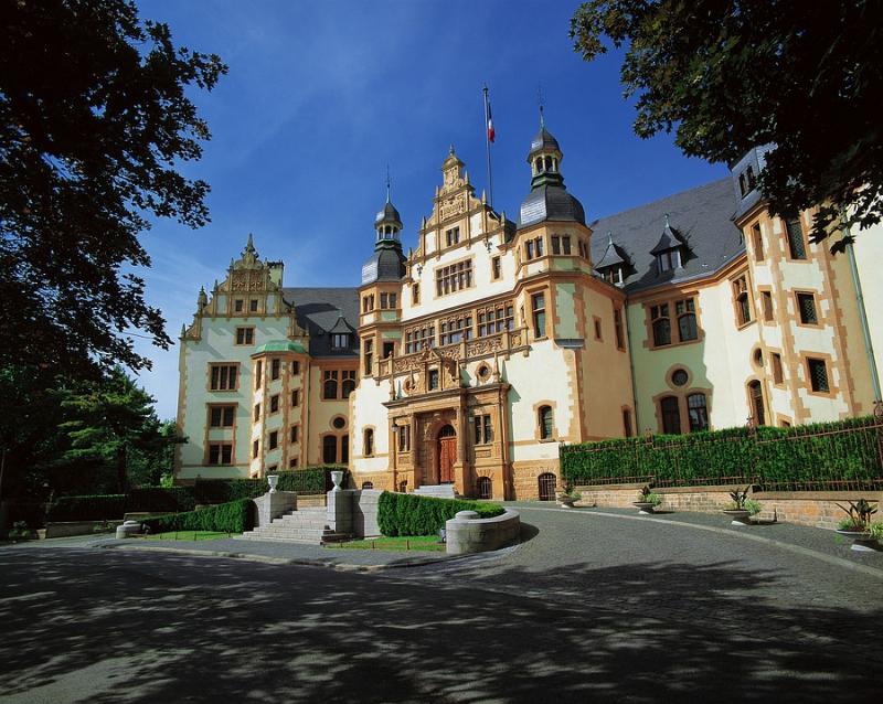 Une majestueuse cathédrale gothique française, avec ses arcs-boutants élancés et ses vitraux colorés, un chef-d'œuvre de l'architecture 2h.