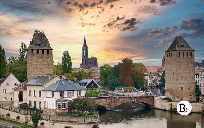 Arcs-boutants majestueux d'une cathédrale gothique française sous un ciel bleu, montrant l'ingéniosité architecturale