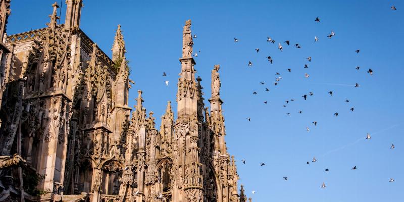 Vue aérienne majestueuse d'une cathédrale gothique de France, mettant en valeur son architecture et son environnement