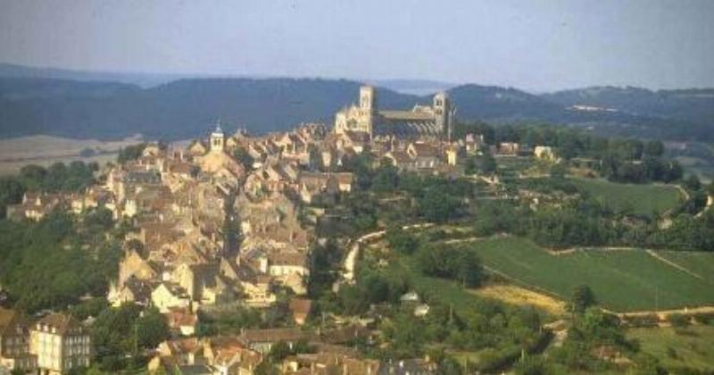 Vue intérieure d'une majestueuse cathédrale gothique en France, montrant des voûtes sur croisées d'ogives et des arcs brisés