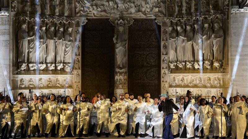 Cathédrale Notre Dame de Paris baignée de lumière, symbole culture et renaissance artistique