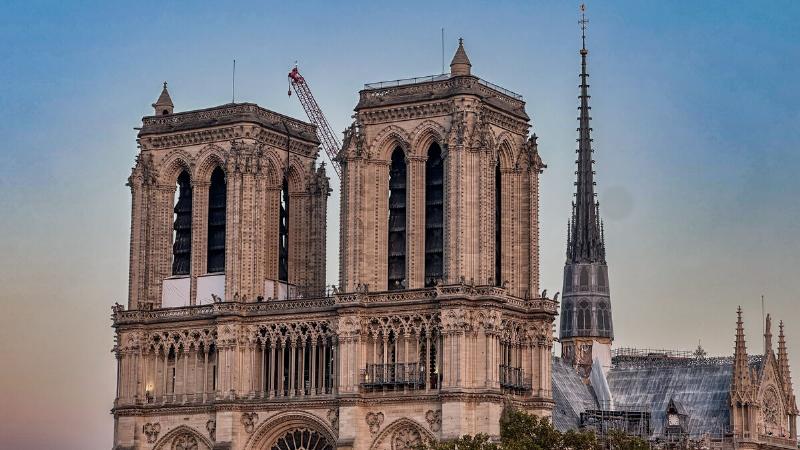 Cathédrale Notre-Dame de Paris en pleine reconstruction avec son entourage et les visiteurs