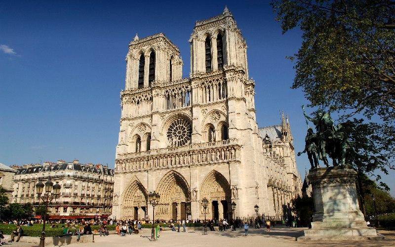 La Cathédrale Notre Dame de Paris majestueuse après restauration, avec la nouvelle flèche visible