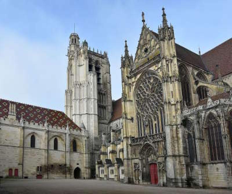 Cathédrale Saint-Étienne de Sens, l'une des plus vieilles cathédrales gothiques de France, vue extérieure