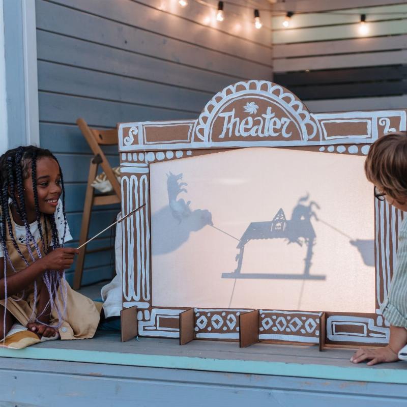 Matériaux recyclés utilisés par un enfant de CE1 pour créer une œuvre d'art visuel ludique et éducative, stimulant la créativité.