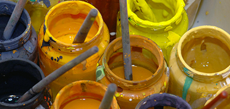 Enfant créatif explorant les arts plastiques en CE2, inspiré par l'art français