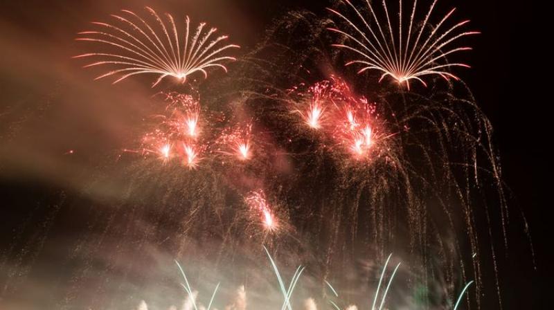 Spectacle de feu d'artifice emblématique du 14 Juillet, illustrant la tradition France de la fête nationale