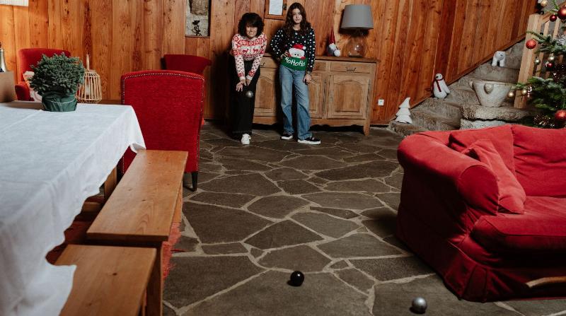 Un groupe d'amis ou de famille profitant d'un moment de joie et de convivialité, symbole de la "joie de vivre" française