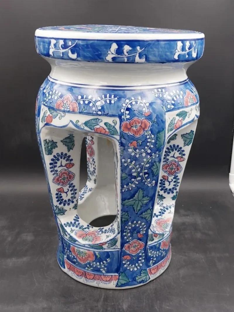 Alt Text: Chaise de style bohème chic peinte en bleu pastel avec des motifs floraux délicats et une finition cireuse