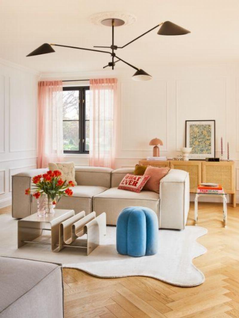 Alt Text: Chaise peinte dans un salon français chic, avec des coussins en lin et une lampe d'appoint élégante