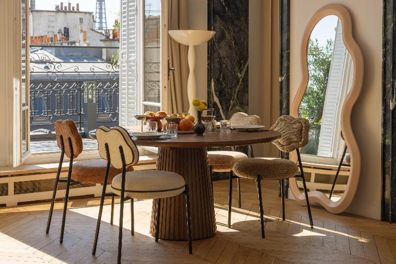 Exemple peinture chambre bleu gris avec un mur d'accent doux et un décor élégant français