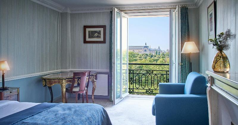 Intérieur élégant d'une chambre de l'Hôtel des Deux Îles Notre-Dame avec vue sur cour
